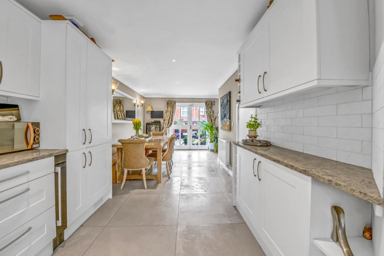 Stylish 3 Bedroom Townhouse For 5 Guests, Set In The Medieval Grid With Off Street Parking Bury St. Edmunds Exteriör bild