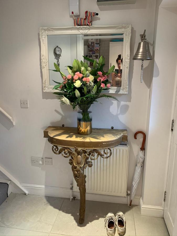 Stylish 3 Bedroom Townhouse For 5 Guests, Set In The Medieval Grid With Off Street Parking Bury St. Edmunds Exteriör bild