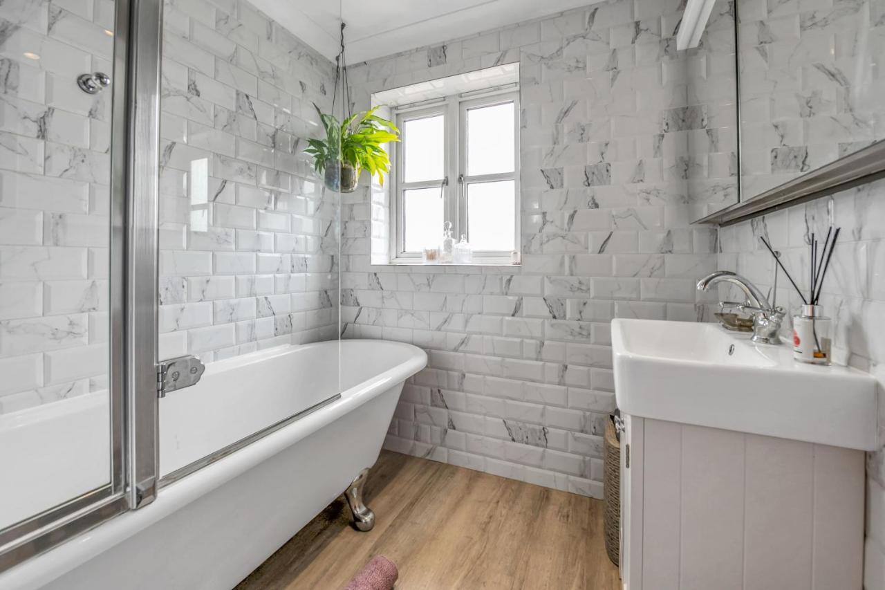 Stylish 3 Bedroom Townhouse For 5 Guests, Set In The Medieval Grid With Off Street Parking Bury St. Edmunds Exteriör bild